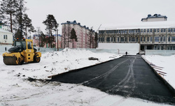 Жителей Ноябрьска возмутило, что асфальт положили прямо на снег