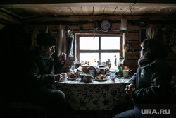 Заболотье Тюменская область., накрытый стол, окно, деревенский быт