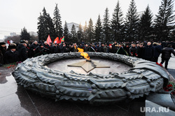 Возложение цветов к Вечному огню в честь 100-летия Красной армии. Челябинск, вечный огонь