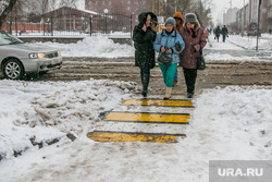 Город в снегу. Курган, пешеходный переход, город в снегу, нечищенная дорога