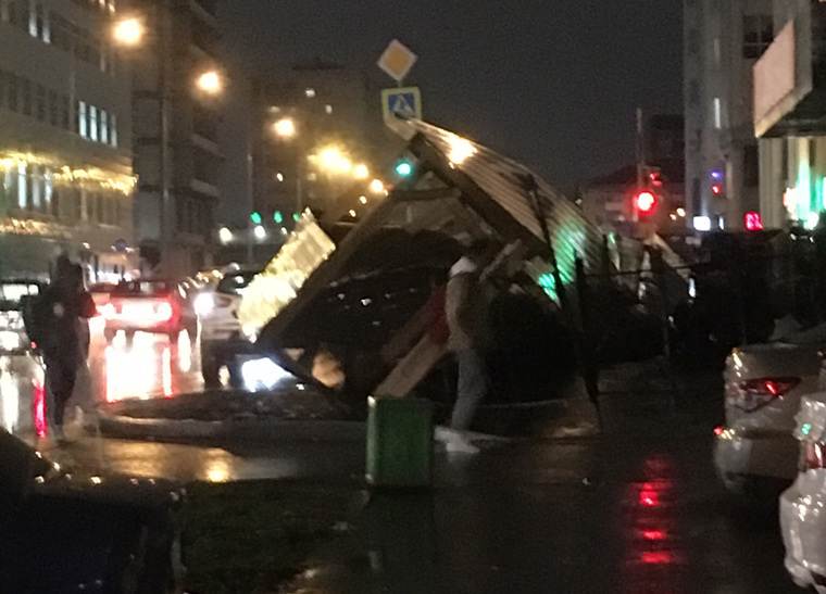 В городе из-за сильного ветра упала остановка. Никто не пострадал