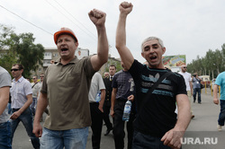 Шествие шахтеров Донбаса в поддержку ДНР. Расстрелянные авто. Донецк. Украина, шествие шахтеров, шествие, кулак вверх