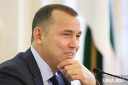 Заседание правительства. Курган, шумков вадим, улыбка, портрет, рука у лица, улыбается