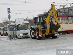 Последствия снежного шторма в Челябинске , трактор, автобус, трамвай