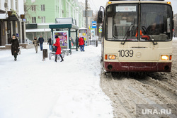 Снегопад в городе. Челябинск, троллейбус, снегопад
