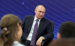 Жест Владимира Путина ввел в секундное замешательство собеседника президента