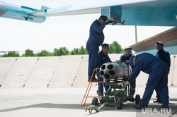 Летно-тактические учения многофункционального истребителя-бомбандировщика СУ-34 на аэродроме Шагол. Челябинск , аэродром, ввс россии, су-34, инженеры, авиационный комплекс, блок неуправляемых ракет