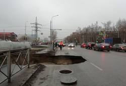 Огромная яма заняла одну полосу улицы