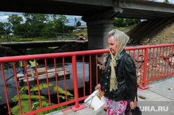 Строительство моста в Долгодеревенском. Челябинская область, пенсионер, мост, строительство моста, женщина в платке, бабушка на мосту, женщина с пустым ведром