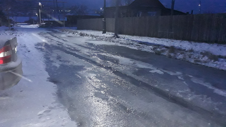 С утра машины на улице Строителей вмерзли в лед