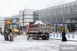 Аэропорт "Кольцово" во время снегопада. Екатеринбург, снег, аэропорт кольцово, уборка снега, снегоуборочная техника, зима, снегоуборочная машина