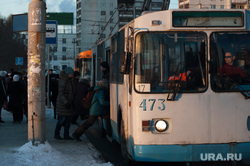 Общественный транспорт Екатеринбурга, остановка, троллейбус, общественный транспорт, троллейбус17, пассажиры
