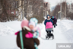 Виды города зимой. Сургут, материнство, мама с коляской
