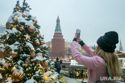 Новогодняя Москва. Москва, новогодняя елка, кремль, снимает на телефон, манежная площадь, новый год, иллюминация, манежка, арсенальная башня, угловая