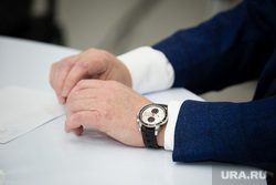 Пресс-конференция главы Нижневартовска Тихонова Василия, руки чиновника, часы на руке