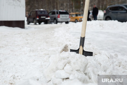 Уборка снега во дворах на улице Майской. Сургут, сугроб, лопата, уборка снега