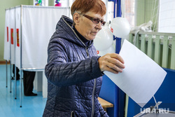 Единый день голосования 2019. Курган, пенсионерка, избирательная комиссия, кабинки для голосования, пожилая женщина, выборы, спортивный зал, бюллетени, избирательный участок, школьный спортзал, голосование, избиратели