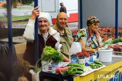 Незаконная уличная торговля. Рынки. Челябинск, овощи, торговля, продукты, пенсионерка, старики, огурцы, смородина, рынок, садоводы, бабушка, ягоды, продажа, уличная торговля, пенсионеры, базар, зелень, рынки