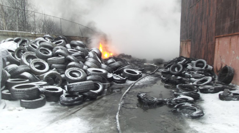 Под Екатеринбургом загорелся склад резинотехнических изделий