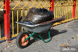 Курган, осень, тележка с мусором