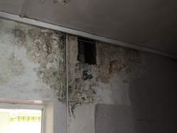 По стенам в спальне курганского детского сада бежит вода, электричество выключили
