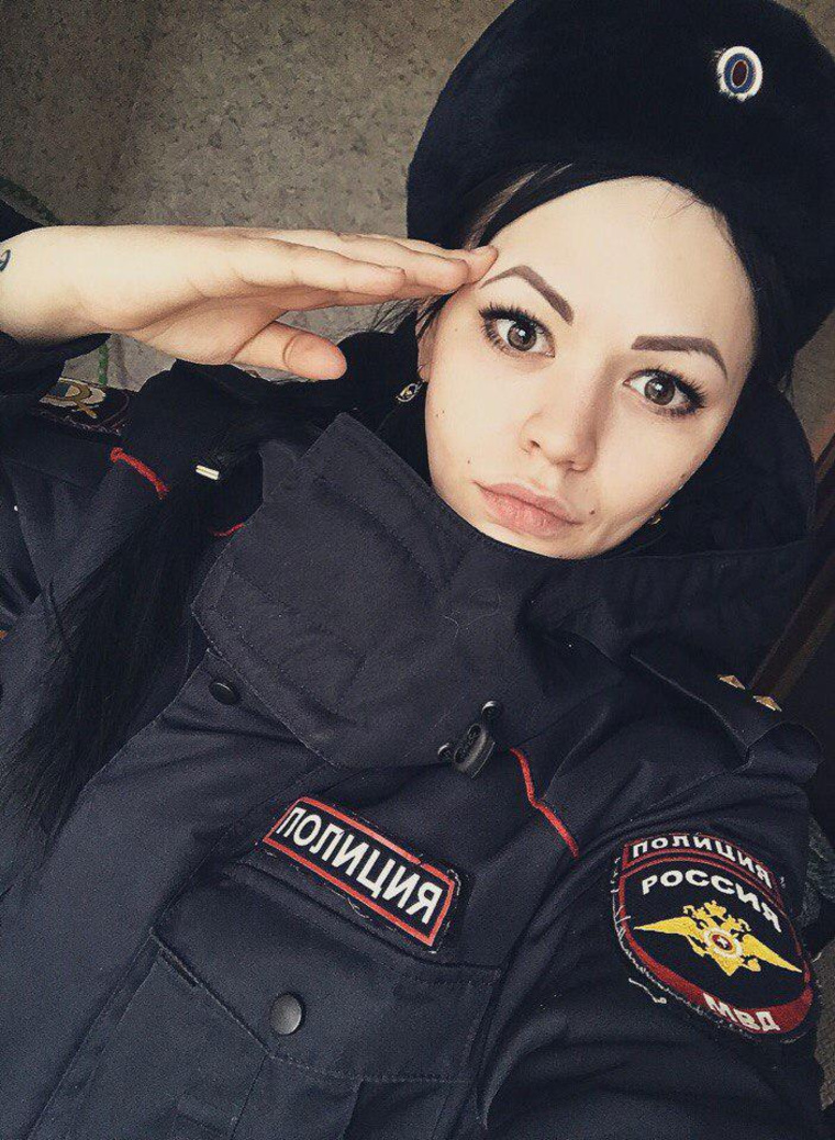 В ГУ МВД по Свердловской области выясняют, является ли девушка их сотрудницей