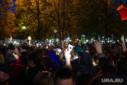 Третий день протестов против строительства храма Св. Екатерины в сквере у театра драмы.
Екатеринбург, сквер, толпа, протесты, сквер на драме, свет, фонарики