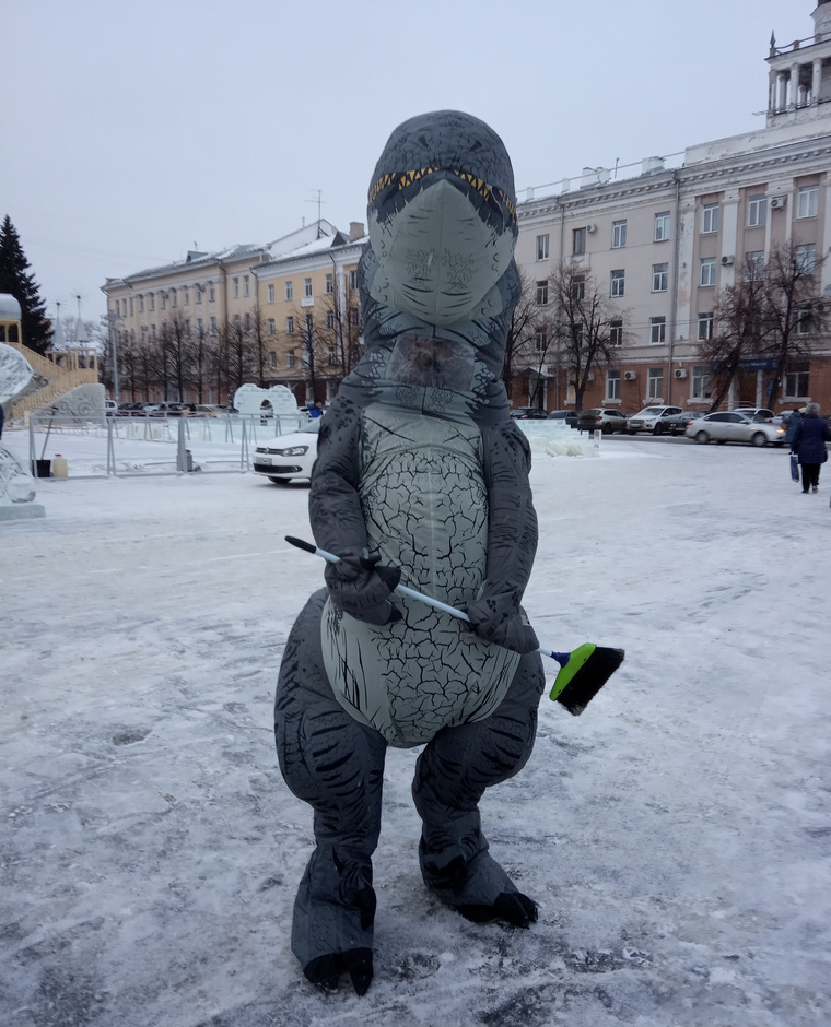 Курганец отпраздновал 30-летие в костюме динозавра