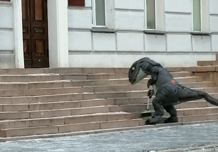 После того, как динозавра попросили не подметать у здания правительства, он ушел к мэрии
