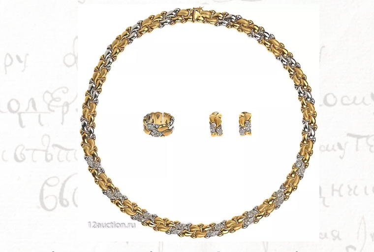 Малая парюра (набор ювелирных украшений) — колье, серьги и кольцо из белого и желтого золота: колье со 112 бриллиантами по 1,4 карата, серьги с 32 бриллиантами и кольцо с 16 бриллиантами.