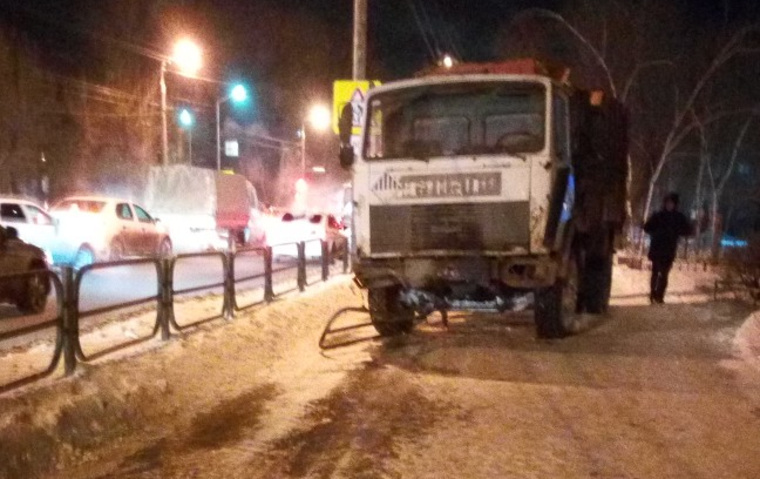 Мусоровоз сбил двух пешеходов в Кургане на перекрестке улиц Мяготина — Войкова