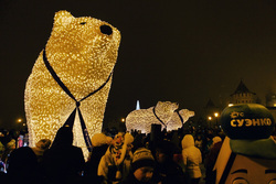 Белых медведей установили на городских площадях месяц назад