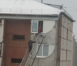 Жителей домов пришлось спасать с помощью специального пожарного оборудования