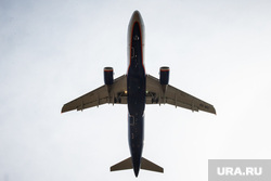 Взлет и посадка самолетов в аэропорту 