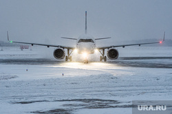 Аэропорт "Кольцово" во время снегопада. Екатеринбург, снег, аэропорт, нелетная погода, зима, непогода, впп, взлетно-посадочная полоса, взлетное поле, airbus a321 neo, airbus a321neo, авиапарк, авиационный парк