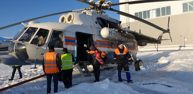 На поиски туристов вылетел спасательный вертолет Ми-8