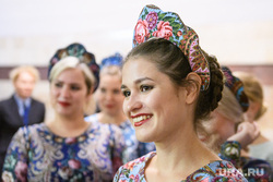 Концерт на станции метро Площадь 1905 года. Екатеринбург, девушка, улыбка, народный костюм