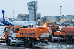 Аэропорт "Кольцово" во время снегопада. Екатеринбург, снег, аэропорт кольцово, уборка снега, уральские авиалинии, снегоуборочная техника, зима, ural airlines, снегоуборочная машина, airbus a321 neo, airbus a321neo, авиакомпания уральские авиалинии, авиакомпания ural airlines
