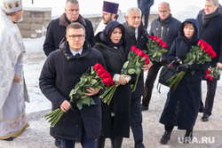 Челябинский губернатор и его жена взялись за руки на месте взрыва в Магнитогорске. ФОТО