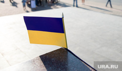 Пикет болотников за свободу узников и свободу Украины. Екатеринбург, флаг украины