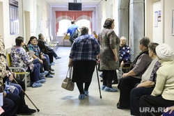 Презентация новой техники в областном онкодиспансере. Курган, старушка, поликлиника, коридор больницы, бабушка, больница, пенсионеры, онкодиспансер, медобслуживание