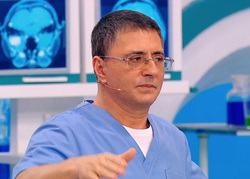 Телеведущий Александр Мясников призвал с умом прибегать к народным средствам лечения