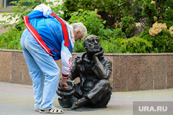 Пенсионеры на Кировке. Челябинск, милостыня, пенсионер, скульптура нищий