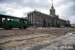 Виды города. Екатеринбург, администрация екатеринбурга, пешеходный переход, слякоть, площадь1905 года, грязный снег, здание, мэрия екатеринбурга