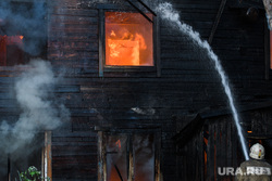 Пожар в деревянном доме по улице 8 марта. Екатеринбург, деревянный дом, пожар, огонь, тушение пожара