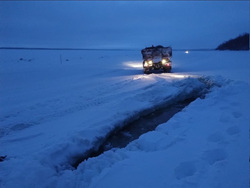 Несколько грузовиков застряли на неокрепшем льду