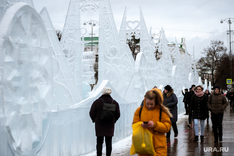 Обрушение части скульптуры в ледовом городке. Екатеринбург