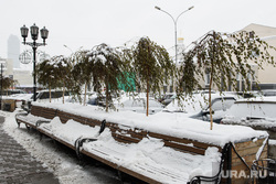 Снег в городе. Екатеринбург, снег, скамейка, лавка, переулок банковский, грязный снег, снег на скамейке