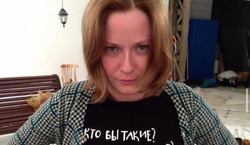 На футболке у Ольги Любимовой — нецензурная надпись