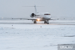 Аэропорт "Кольцово" во время снегопада. Екатеринбург, снег, аэропорт, нелетная погода, зима, непогода, впп, взлетно-посадочная полоса, взлетное поле
